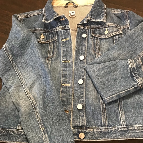 GAP Jackets & Blazers - 💖Gap Size M women’s jean jacket💖